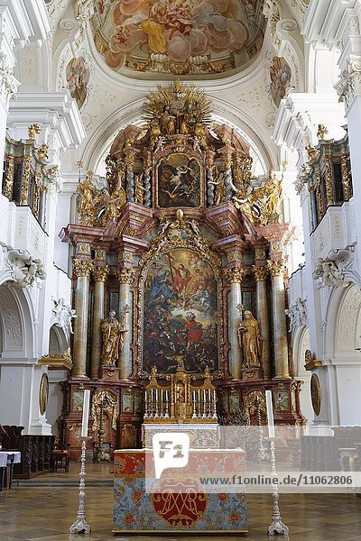 Hochaltar in Abteikirche St. Mauritius  Kloster Niederalteich  Niederbayern  Bayern  Deutschland  Europa