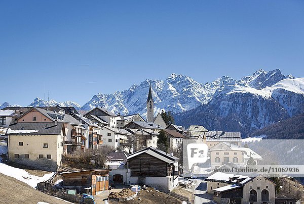 Bergdorf Guarda vor schneebedeckten Bergen  Unterengadin  Scuol-Guarda  Graubünden  Schweiz  Europa