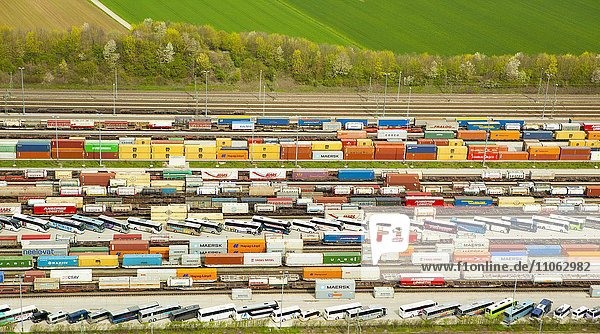 Container an Verladestation der Bahn  Luftaufnahme  München-Riem  Oberbayern  Bayern  Deutschland  Europa
