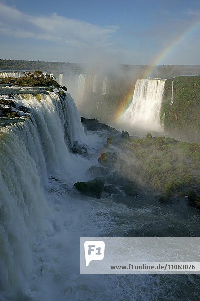 Iguazú-Wasserfälle mit Regenbogen  Paraná  Brasilien  Südamerika