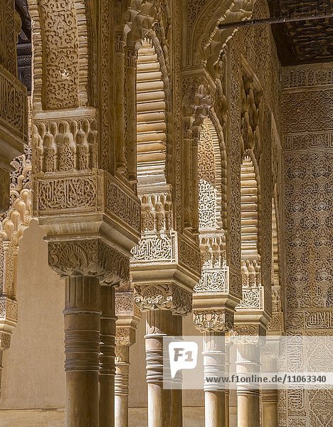 Maurische Kapitelle und Säulen mit Arabesken  Innenhof der Na?ridenpaläste  Alhambra  Granada  Andalusien  Spanien  Europa