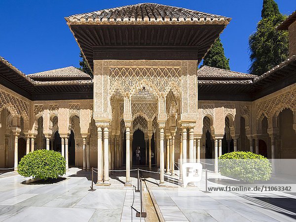 Arabeske maurische Architektur  Löwenhof  Patio de los Leones  Na?ridenpaläste  Alhambra  Granada  Andalusien  Spanien  Europa