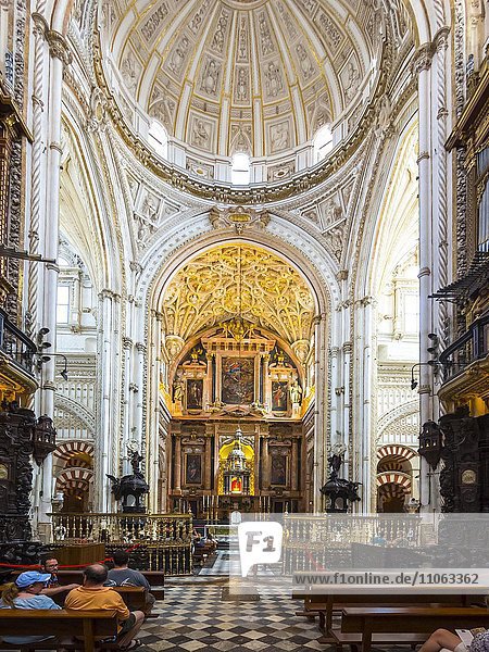 Altarraum mit Hochaltar der Mezquita  Mezquita-Catedral de Córdoba oder Kathedrale der Empfängnis unserer Lieben Frau  Innenansicht  Córdoba  Provinz Cordoba  Andalusien  Spanien  Europa