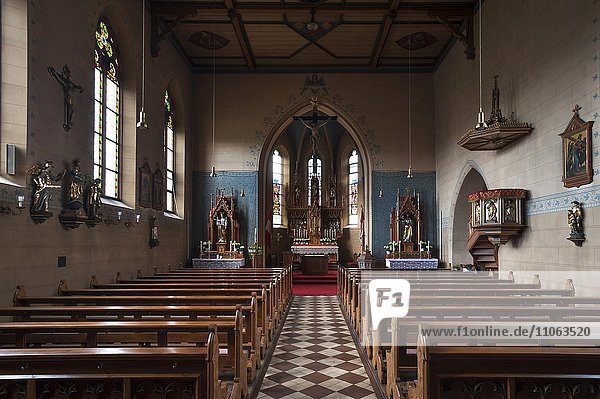 Kirchenraum mit Altar der St. Laurentius Kirche  19. Jhd.  Hetzles  Oberfranken  Bayern  Deutschland  Europa
