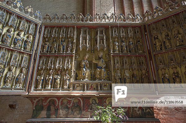 Geschnitzer Flügelaltar von 1430  St. Nikolaikirche  Wismar  Mecklenburg-Vorpommern  Deutschland  Europa
