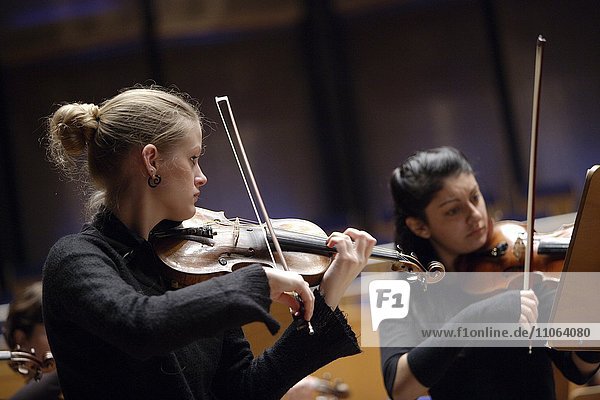 Geigerinnen spielen im Orchester  Musikhochschule Robert Schumann  Düsseldorf  Nordrhein-Westfalen  Deutschland  Europa