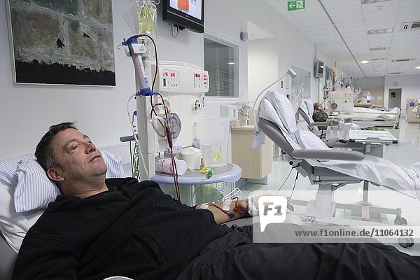 Patient bei der Blutwäsche  ambulante Dialyse im Dialyse Zentrum des Dominikus Krankenhauses Heerdt  Nordrhein-Westfalen  Deutschland  Europa