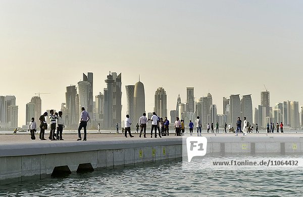 Passanten und Wolkenkratzer Skyline  Doha  Katar  Asien