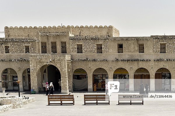 Eingang zum Wakif Souk oder Souq Waqif  Basar  Doha  Katar  Asien