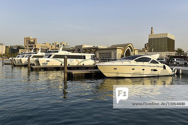 Yacht und Fähre im Al Shyoukh Terminal  Hafen in Doha  Katar  Asien
