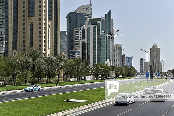 Al Corniche Street und Wolkenkratzer in Doha  Katar  Asien