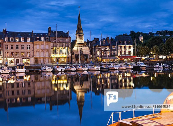 Häuser und Boote am alten Hafen mit Spiegelungen im ruhigen Wasser am Abend  Vieux Bassin  Honfleur  Departement Calvados  Normandie  Frankreich  Europa