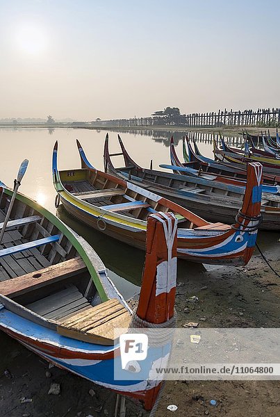 Fischerboote am Ufer des Taungthaman-See  mit der U-Bein-Brücke  Amarapura bei Mandalay  Myanmar  Asien