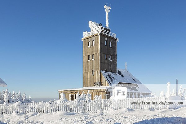 Wetterwarte auf dem Gipfel vom Fichtelberg mit Schnee im Winter  Kurort Oberwiesenthal  Erzgebirgskreis  Sachsen  Deutschland  Europa