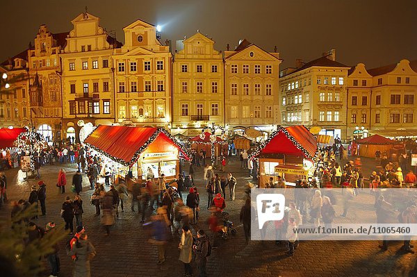 Weihnachtsmarkt bei Nacht  Altstädter Ring  Prag  Tschechien  Europa