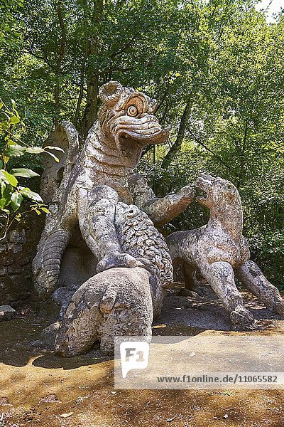 Skulptur eines Drachen  Sacro Bosco  Heiliger Wald  Park der Ungeheuer  Parco dei Mostri  Bomarzo  Latium  Italien  Europa