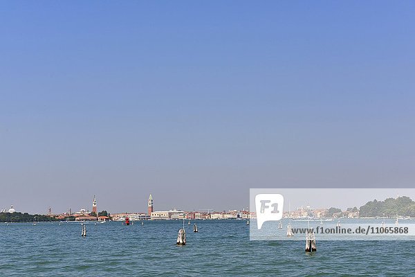 Lagune von Venedig mit Stadt  gesehen von Lido di Venezia  Venetien  Italien  Europa