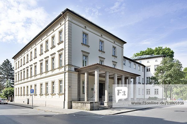 Amtsgericht Rosenheim von 1874 mit Säulenportikus von 1935  Rosenheim  Oberbayern  Bayern  Deutschland  Europa