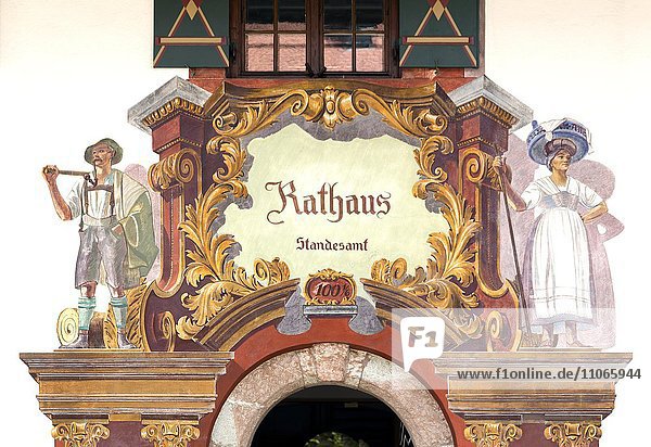 Lüftlmalerei am Rathaus  Fassadenbemalung von 1922  Ruhpolding  Oberbayern  Bayern  Deutschland  Europa