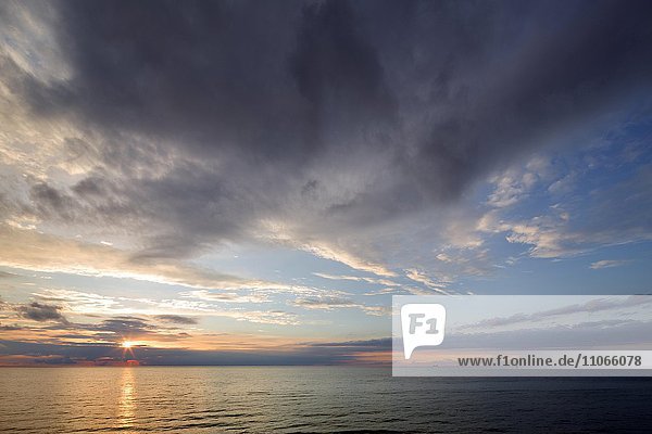 Wolkenformation und Sonnenuntergang über der Ostsee  bei Kühlungsborn  Meckenburg-Vorpommern  Deutschland  Europa