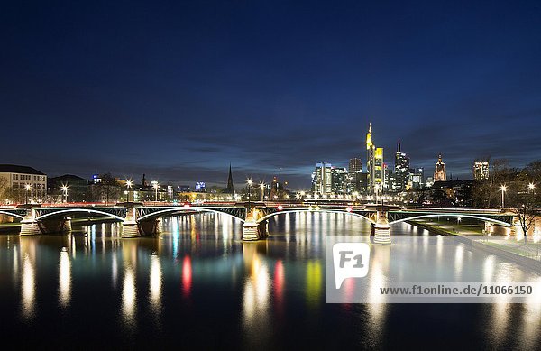 Hochhaus-Skyline bei Dämmerung  Bankenviertel  Frankfurt am Main  Hessen  Deutschland  Europa