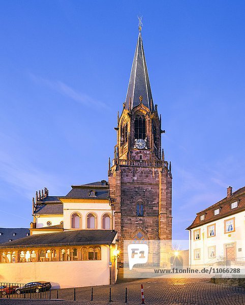 Stiftskirche St. Peter und Alexander  Dämmerung  Aschaffenburg  Unterfranken  Bayern  Deutschland  Europa