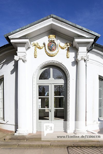 Eingang mit Wappen  Frühstückspavillon oder Pavillon Kapuziner Sallon im Aschaffenburger Schlossgarten  Aschaffenburg  Unterfranken  Bayern  Deutschland  Europa