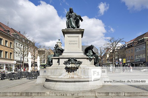 Friedrich-Rückert-Denkmal auf dem Marktplatz  Schweinfurt  Unterfranken  Bayern  Deutschland  Europa