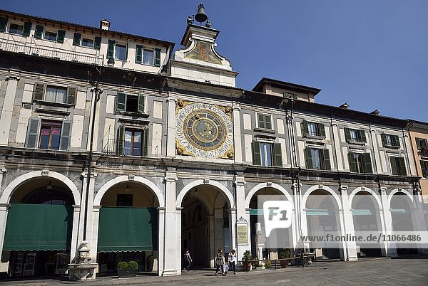 Uhrturm mit historischer astronomischer Uhr  Piazza della Loggia  Brescia  Lombardei  Italien  Europa
