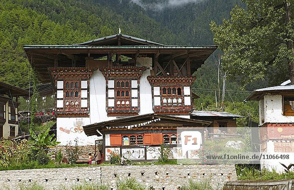 Traditionelles Haus bemalt mit Phallus Symbol  Paro-Tal  Himalaja  Königreich Bhutan