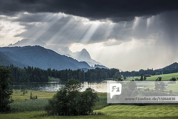 Gewitterwolken über Geroldsee oder Wagenbrüchsee  hinten Karwendel  Krün bei Mittenwald  Werdenfelser Land  Oberbayern  Bayern  Deutschland  Europa