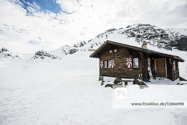 Traditionelles Holz-Chalet und verschneite Winterlandschaft  Melchsee-Frutt  Kanton Obwalden  Schweiz  Europa