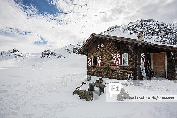 Traditionelles Holz-Chalet und verschneite Winterlandschaft  Melchsee-Frutt  Kanton Obwalden  Schweiz  Europa