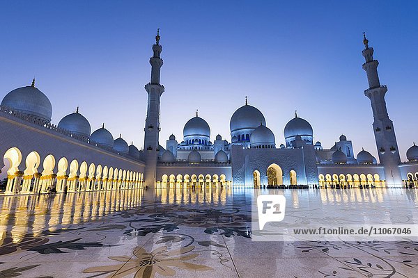 Innenhof der Sheikh-Zayed-Moschee  Scheich-Zayid-Moschee  Abu Dhabi  Emirat Abu Dhabi  Vereinigte Arabische Emirate  Asien