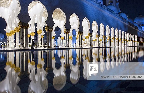 Säulengang in der Sheikh-Zayed-Moschee  Scheich-Zayid-Moschee  Abu Dhabi  Emirat Abu Dhabi  Vereinigte Arabische Emirate  Asien