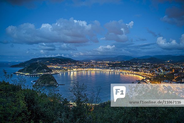 Abendstimmung an der Bucht La Concha  San Sebastian  auch Donostia  Baskenland  Spanien  Europa