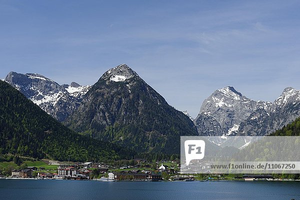 Blick auf Pertisau am Achensee  hinten Karwendelgebirge mit Tristenkopf und Bettkarspitze  Tirol  Österreich  Europa