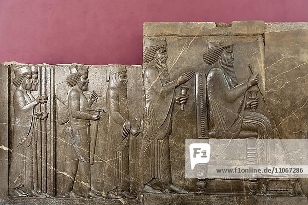 Antikes Schatzhaus-Relief der Achämeniden  Audienzrelief des Darius I.  sitzt auf dem Thron  dahinter steht Kronprinz Xerxes I.  archäologisches Fundstück aus der altpersischen Residenzstadt Persepolis  Iranisches Nationalmuseum  Teheran  Iran