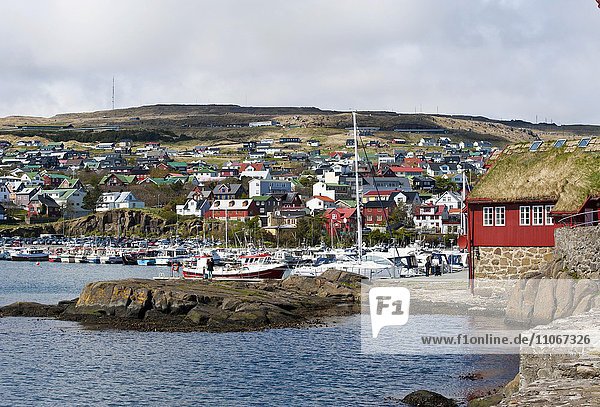 Bunte Häuser und kleine Boote im Hafen  Tinganes  Thorshaven  Tórshavn  Färöer-Inseln  Føroyar  Dänemark  Europa