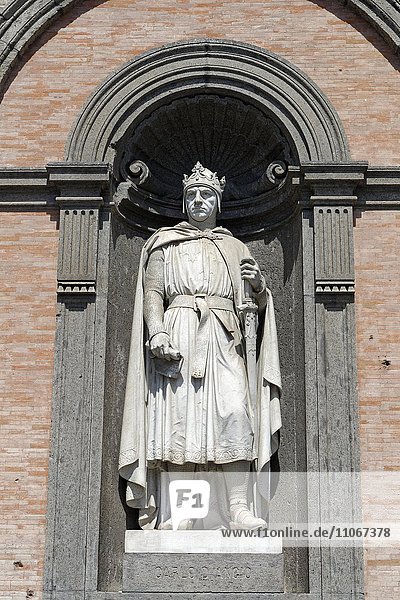 König Karl I. von Anjou  Statue in der Fassade des Palazzo Reale  Piazza del Plebiscito  Neapel  Kampanien  Italien  Europa