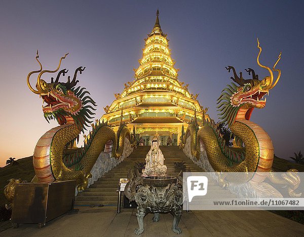 Zwillingsdrachen am Aufgang zum Wat Huay Pla Kang Tempel  Kuan Yin Statue  Guan Yin  Drachenkopf  Dämmerung  Chiang Rai  Nordthailand  Thailand  Asien