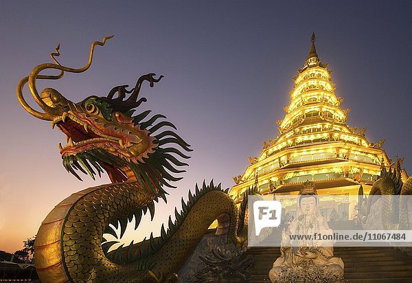 Drachen am Aufgang zum Wat Huay Pla Kang Tempel  Kuan Yin Statue  Guan Yin  Drachenkopf  Dämmerung  Chiang Rai  Nordthailand  Thailand  Asien