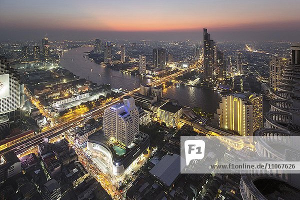 Panoramablick von der Sky Bar des Lebua State Tower  Chao Phraya Fluss  Brücke zum Stadtteil Khlong San  Dämmerung  Bang Rak Bezirk  Bangkok  Thailand  Asien