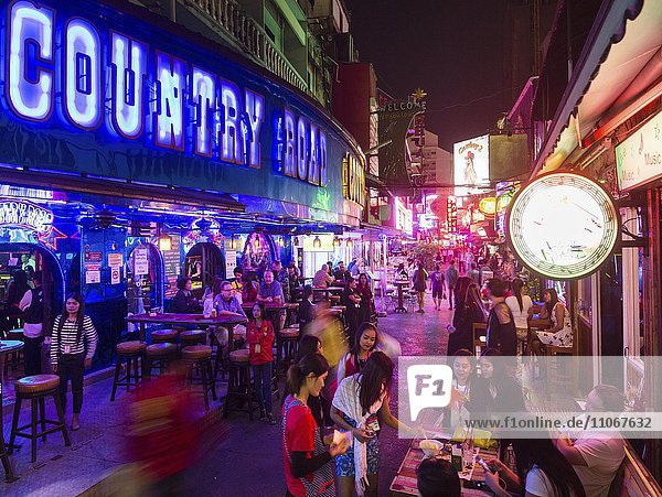 Country Road Musik Pub  Nachtaufnahme im Rotlichtviertel mit vielen Bars  Asoke  Sukhumvit  Bangkok  Thailand  Asien