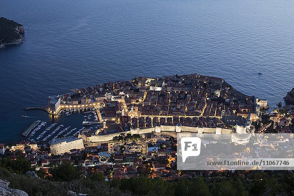Altstadt in der Abenddämmerung  Dubrovnik  Kroatien  Europa