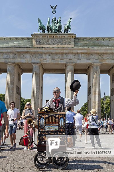 Leierkastenmann vor dem Brandenburger Tor  Berlin  Deutschland  Europa