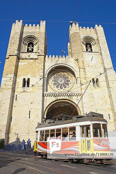 Catedral Sé Patriarcal und Straßenbahn  historisches Zentrum  Lissabon  Portugal  Europa