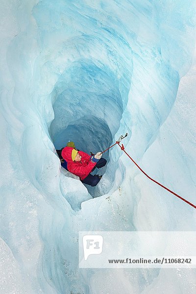 Kletterer in einer Eishöhle  Fox-Gletscher  Südinsel  Neuseeland  Ozeanien