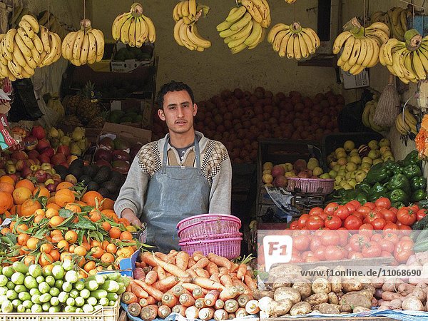 Gemüseladen in der Medina  der Altstadt von Essaouira  Marokko  Afrika