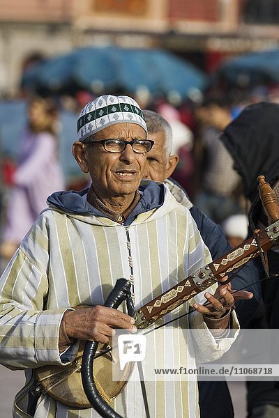 Musiker auf dem Djemaa el Fna-Platz in Marrakesch  Marokko  Afrika